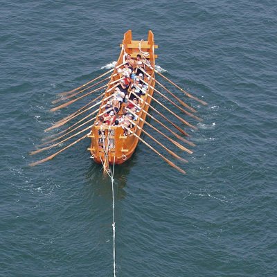石棺を曳航する海王の写真
