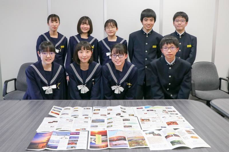 県立宇土中学校の学生とパンフレットの写真