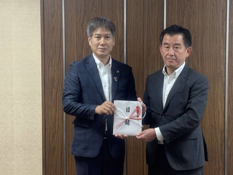 萩原伊勢原市長(左)と野尾副市長