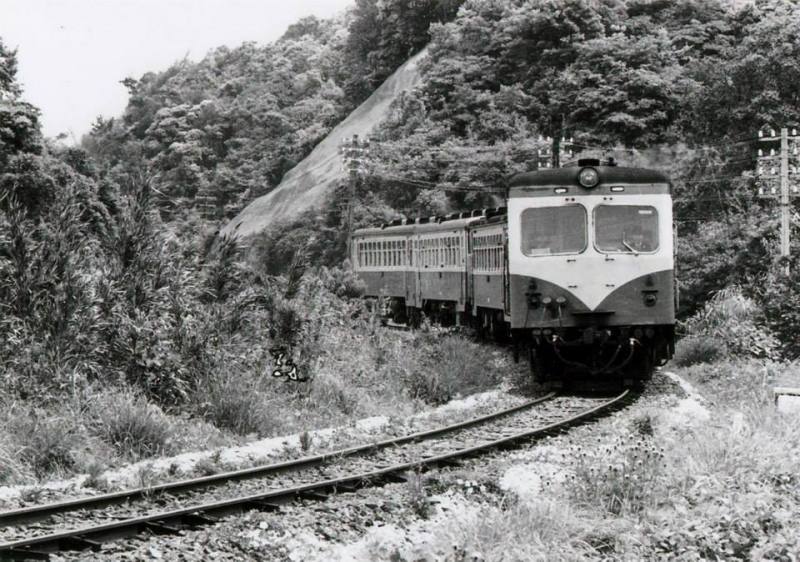 昭和46年5月5日網田から赤瀬間を運行するJRの写真