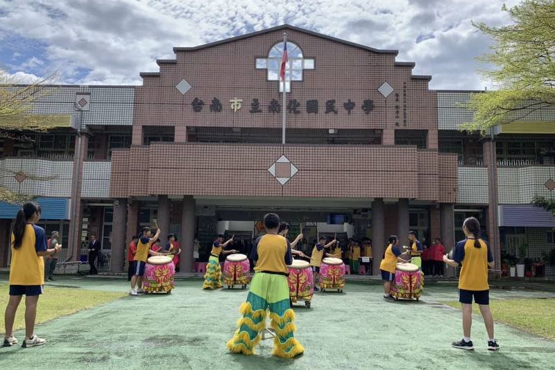 台南市南化國民中学校生徒の太鼓と獅子舞