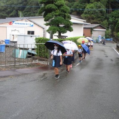 雨の登校