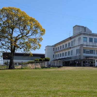 グランドから見た走潟小校舎