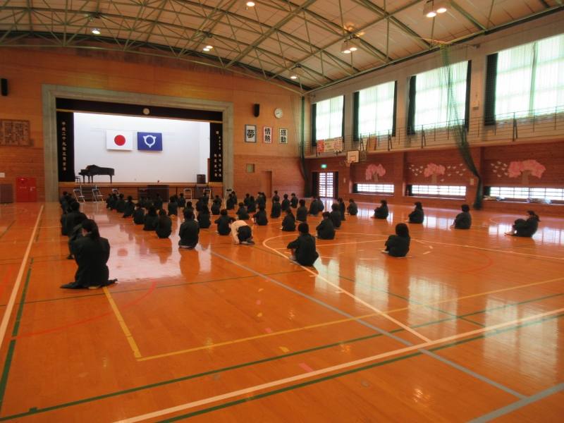 始業式の座り方