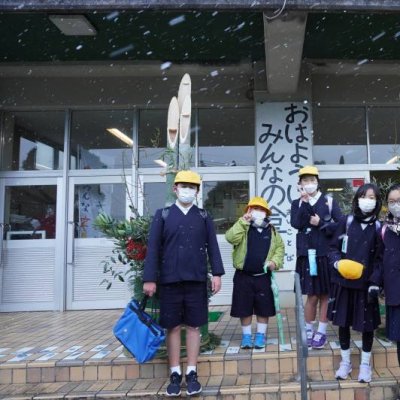 昨年末、地域の有志のみなさまが門松を作ってくださいました。毎年、立派な門松を作っていただいています。子どもたちも「お正月だ！」と大喜びでした。