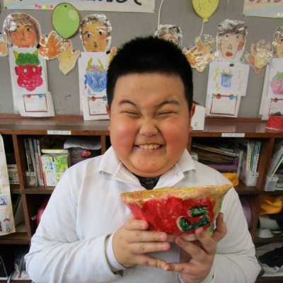 完成品を手にする児童