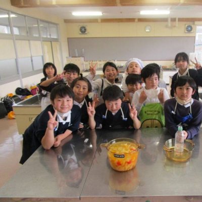 エプロンを着て集合写真