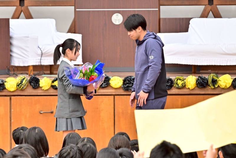 歓迎の花束渡し おかえりなさいのメッセージとともに