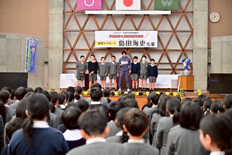 島田選手と一緒に校歌を歌いました