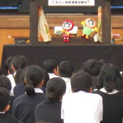 ３