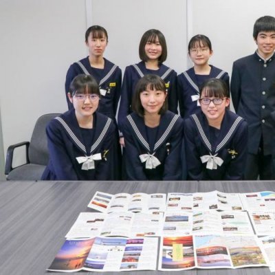 県立宇土中学校の学生とパンフレットの写真