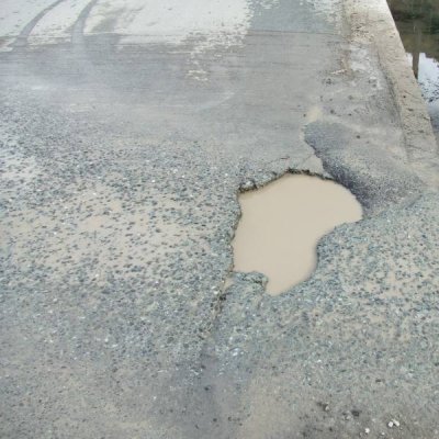 道路が陥没している様子の写真