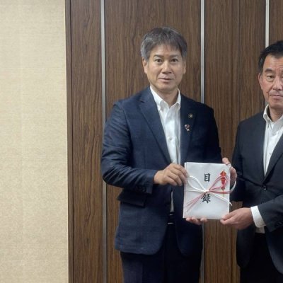 萩原伊勢原市長（左）と野尾副市長
